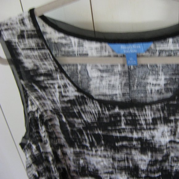 Vera Wang Black and White Top - Picture 3 of 3